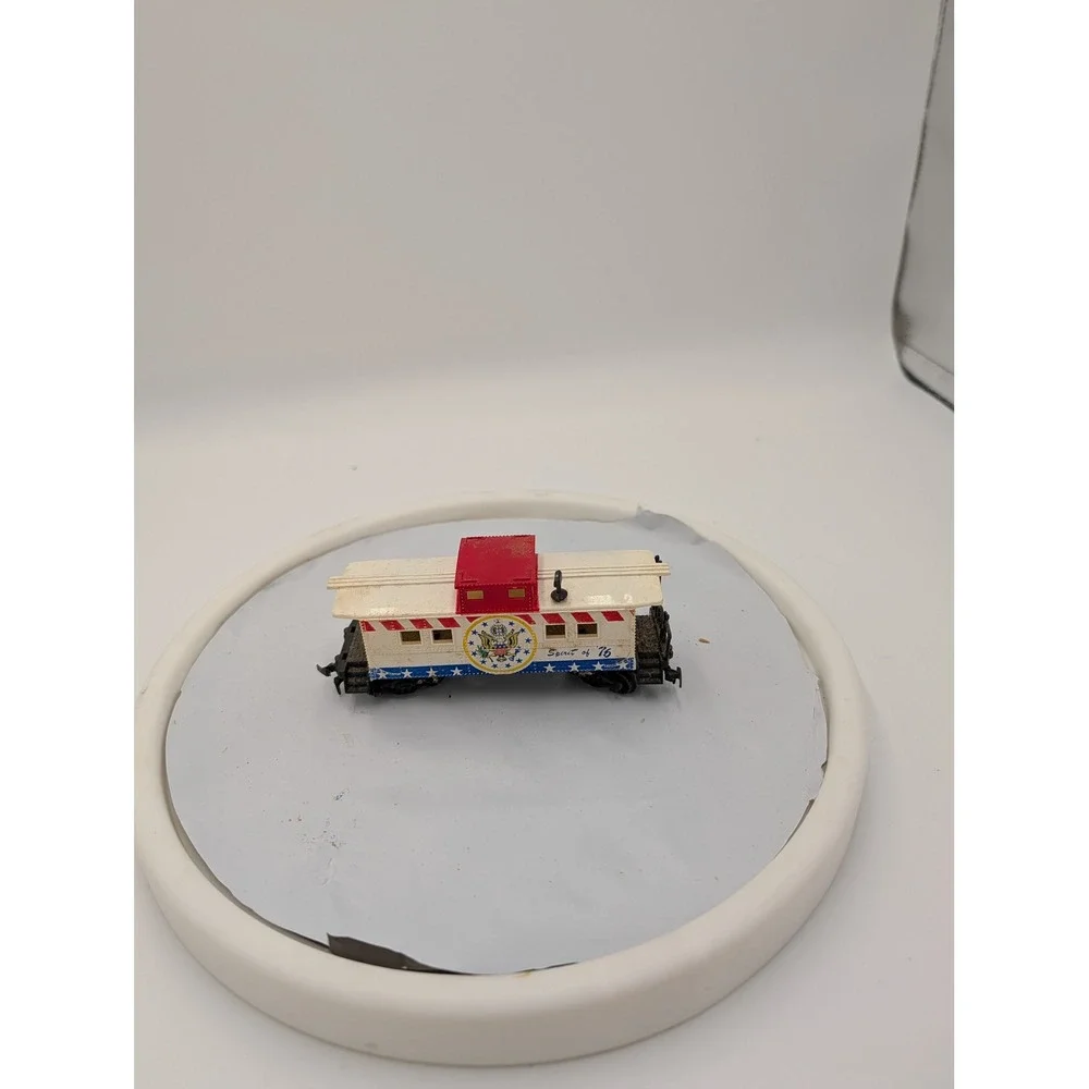 HO Scale Spirit of 76 Bicentennial Caboose Model Train Car Red White Blue‎